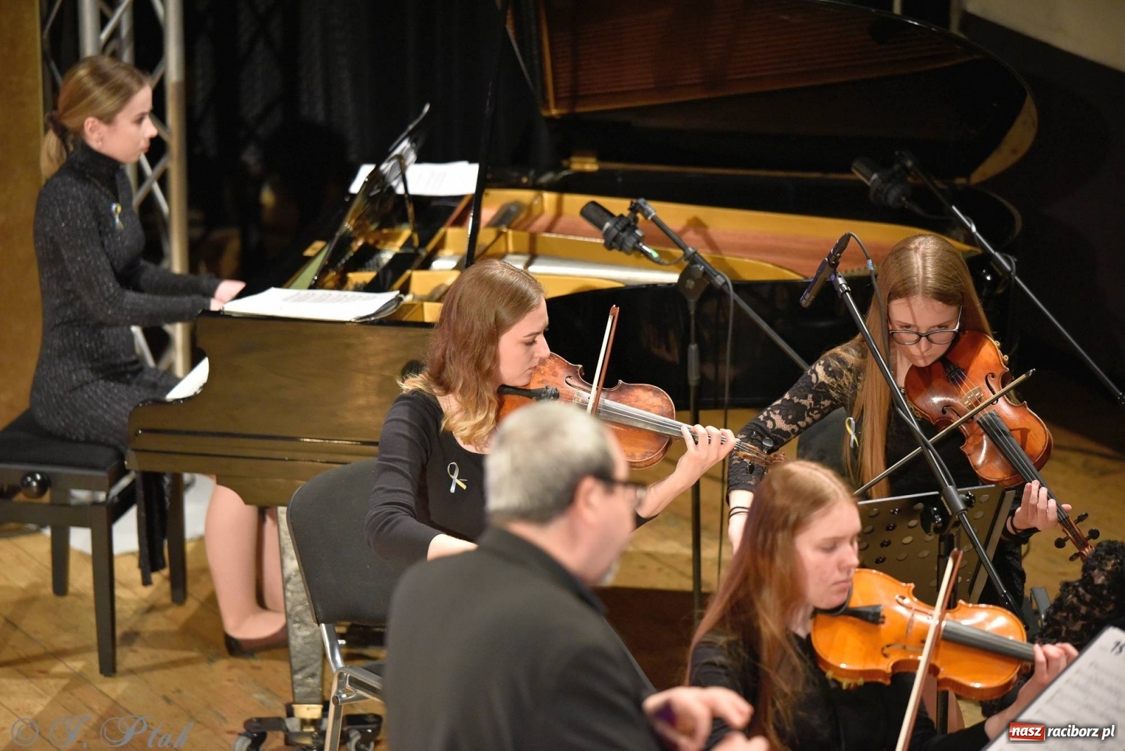 Zdjęcie w galerii na portalu naszraciborz.pl: Koncert dla Ukrainy i trwająca nadal zbiórka ze Stowarzyszeniem Pokolenie wiadomości z regionu