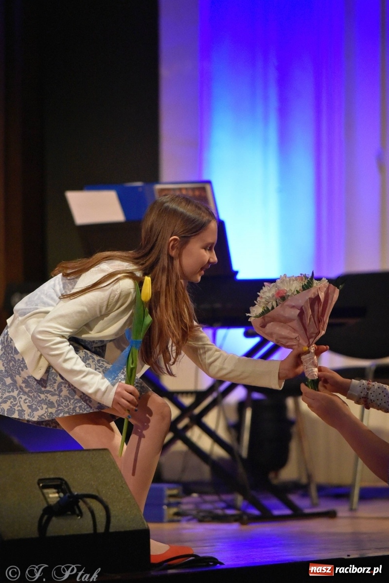 Zdjęcie w galerii na portalu naszraciborz.pl: Koncert dla Ukrainy i trwająca nadal zbiórka ze Stowarzyszeniem Pokolenie wiadomości z regionu