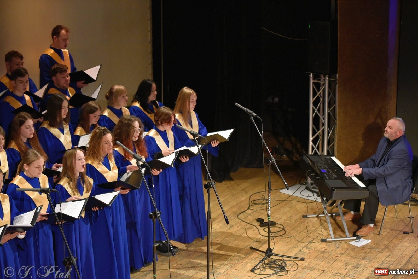 Zdjęcie w galerii na portalu naszraciborz.pl: Koncert dla Ukrainy i trwająca nadal zbiórka ze Stowarzyszeniem Pokolenie wiadomości z regionu