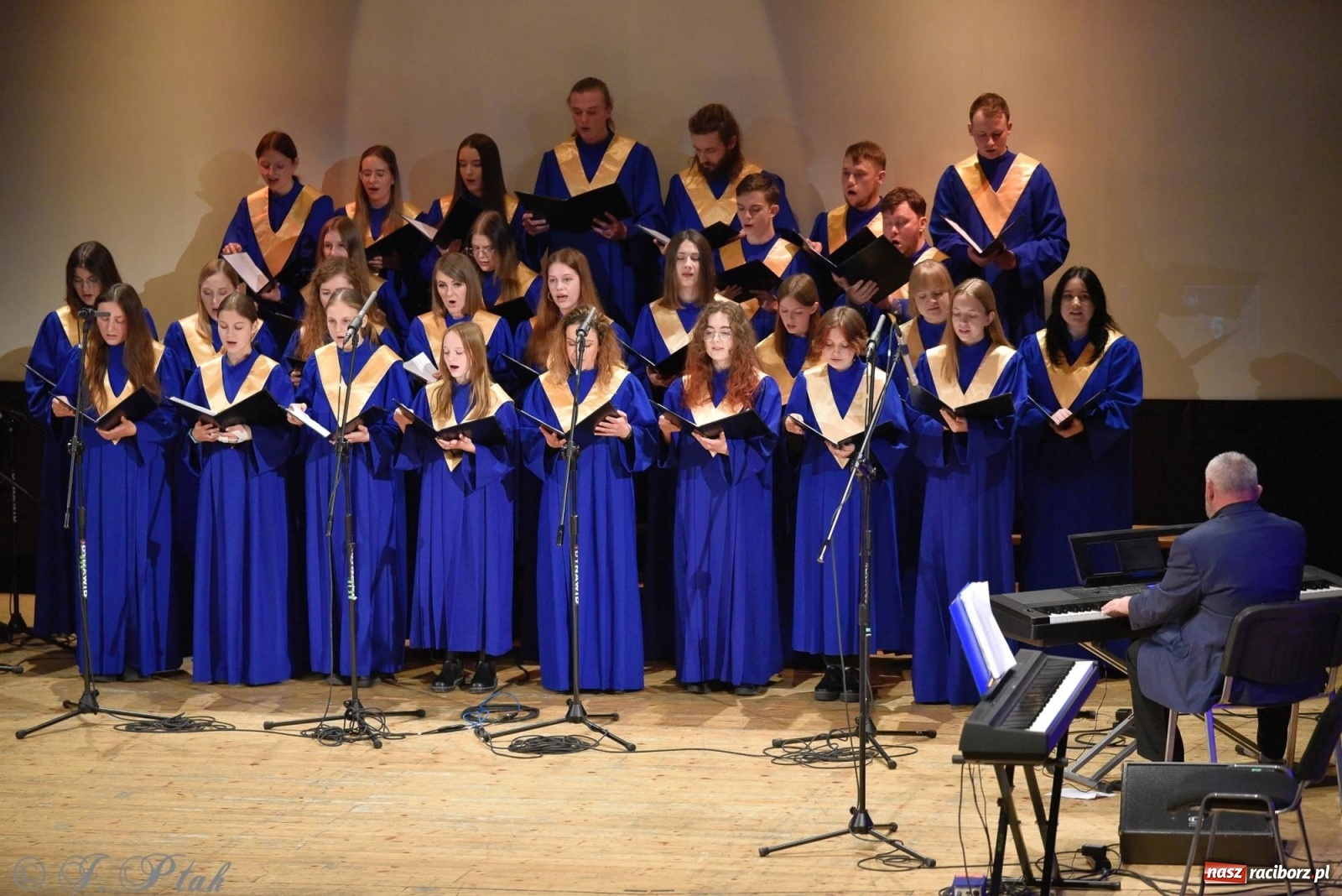 Zdjęcie w galerii na portalu naszraciborz.pl: Koncert dla Ukrainy i trwająca nadal zbiórka ze Stowarzyszeniem Pokolenie wiadomości z regionu