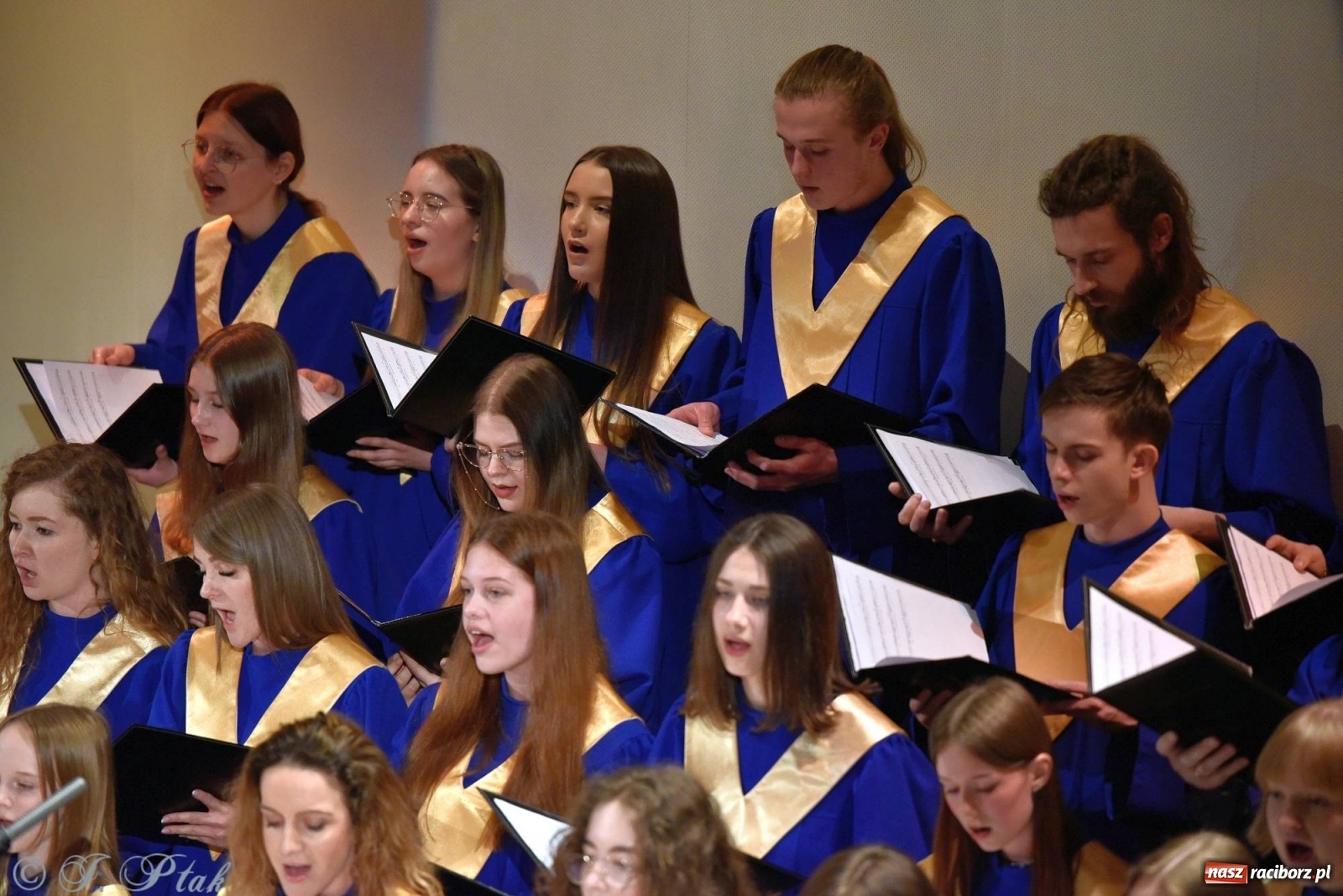 Zdjęcie w galerii na portalu naszraciborz.pl: Koncert dla Ukrainy i trwająca nadal zbiórka ze Stowarzyszeniem Pokolenie wiadomości z regionu