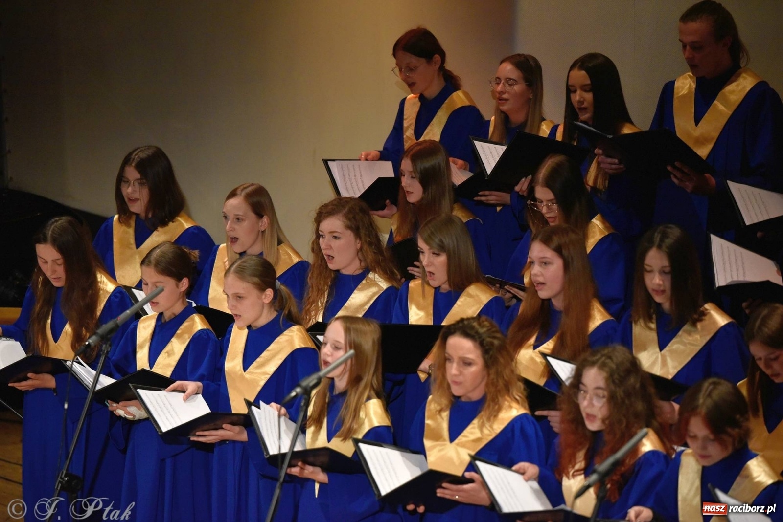 Zdjęcie w galerii na portalu naszraciborz.pl: Koncert dla Ukrainy i trwająca nadal zbiórka ze Stowarzyszeniem Pokolenie wiadomości z regionu