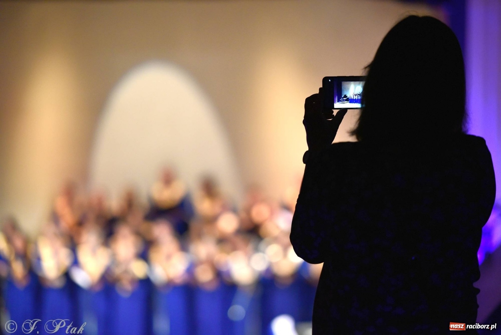 Zdjęcie w galerii na portalu naszraciborz.pl: Koncert dla Ukrainy i trwająca nadal zbiórka ze Stowarzyszeniem Pokolenie wiadomości z regionu