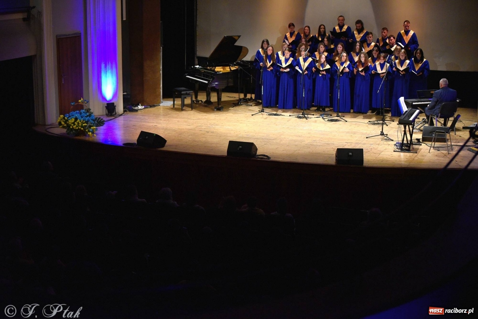 Zdjęcie w galerii na portalu naszraciborz.pl: Koncert dla Ukrainy i trwająca nadal zbiórka ze Stowarzyszeniem Pokolenie wiadomości z regionu