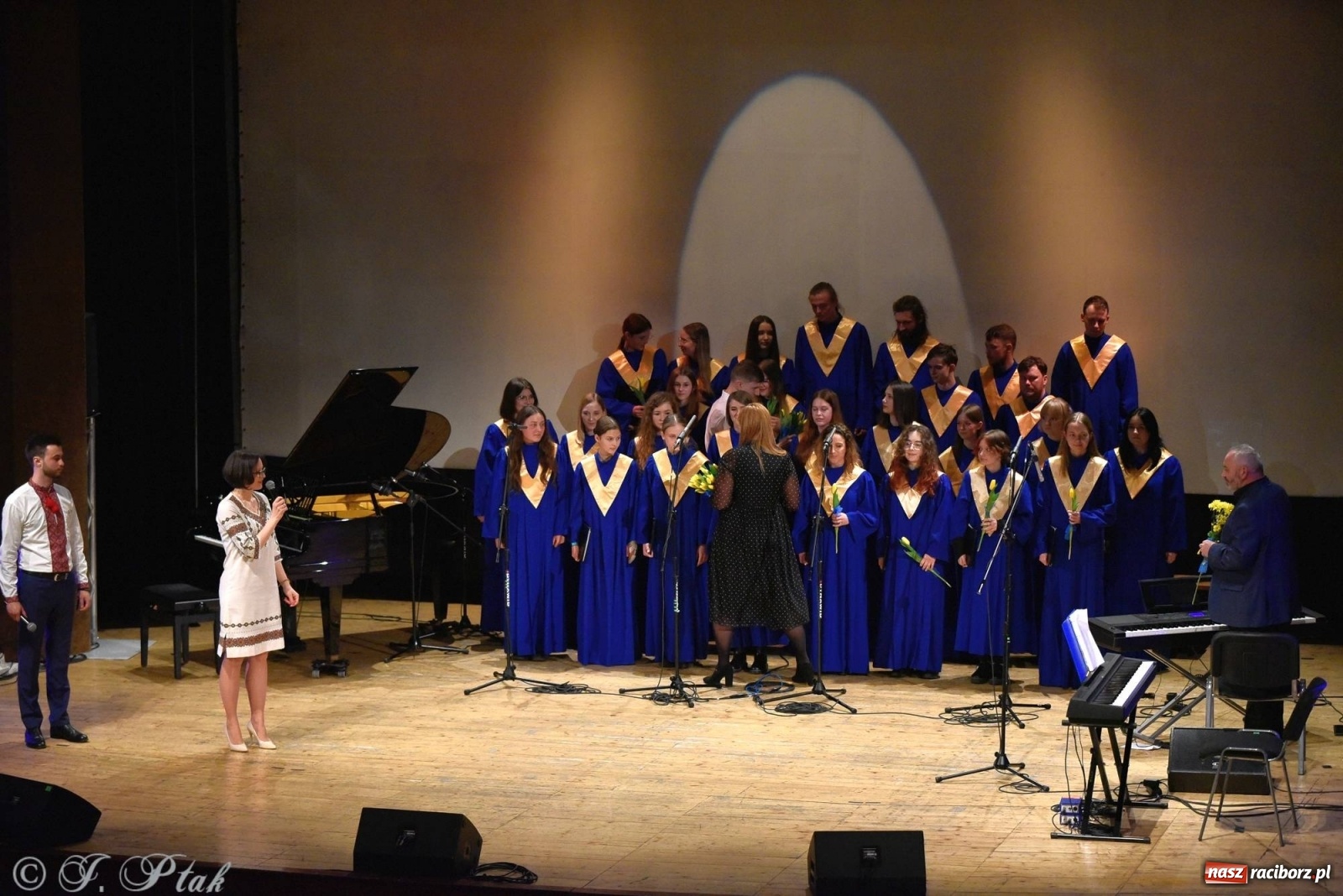 Zdjęcie w galerii na portalu naszraciborz.pl: Koncert dla Ukrainy i trwająca nadal zbiórka ze Stowarzyszeniem Pokolenie wiadomości z regionu