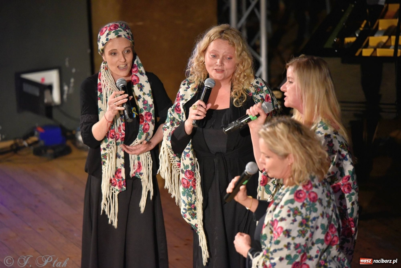 Zdjęcie w galerii na portalu naszraciborz.pl: Koncert dla Ukrainy i trwająca nadal zbiórka ze Stowarzyszeniem Pokolenie wiadomości z regionu