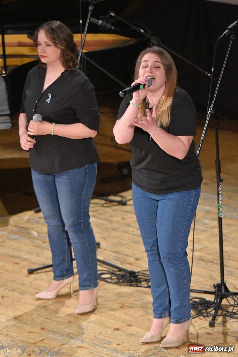 Zdjęcie w galerii na portalu naszraciborz.pl: Koncert dla Ukrainy i trwająca nadal zbiórka ze Stowarzyszeniem Pokolenie wiadomości z regionu