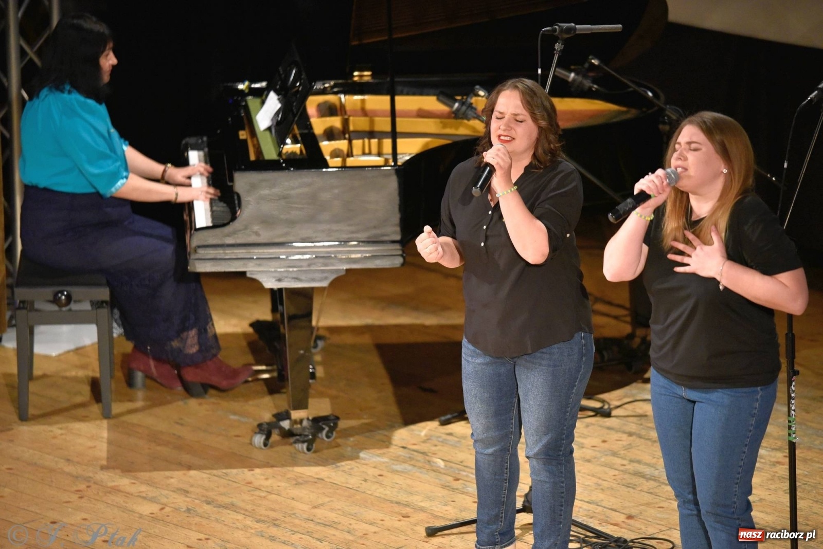 Zdjęcie w galerii na portalu naszraciborz.pl: Koncert dla Ukrainy i trwająca nadal zbiórka ze Stowarzyszeniem Pokolenie wiadomości z regionu