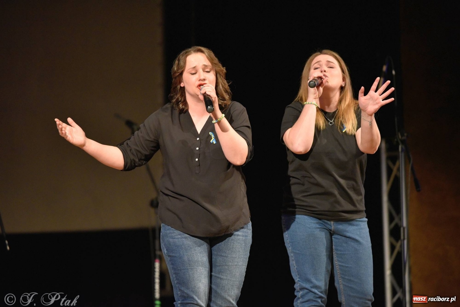 Zdjęcie w galerii na portalu naszraciborz.pl: Koncert dla Ukrainy i trwająca nadal zbiórka ze Stowarzyszeniem Pokolenie wiadomości z regionu