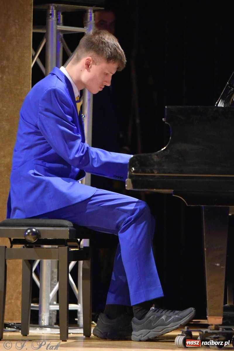 Zdjęcie w galerii na portalu naszraciborz.pl: Koncert dla Ukrainy i trwająca nadal zbiórka ze Stowarzyszeniem Pokolenie wiadomości z regionu