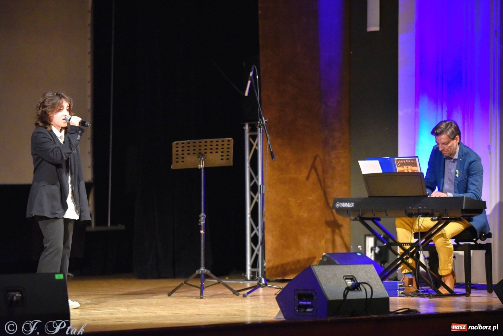 Zdjęcie w galerii na portalu naszraciborz.pl: Koncert dla Ukrainy i trwająca nadal zbiórka ze Stowarzyszeniem Pokolenie wiadomości z regionu