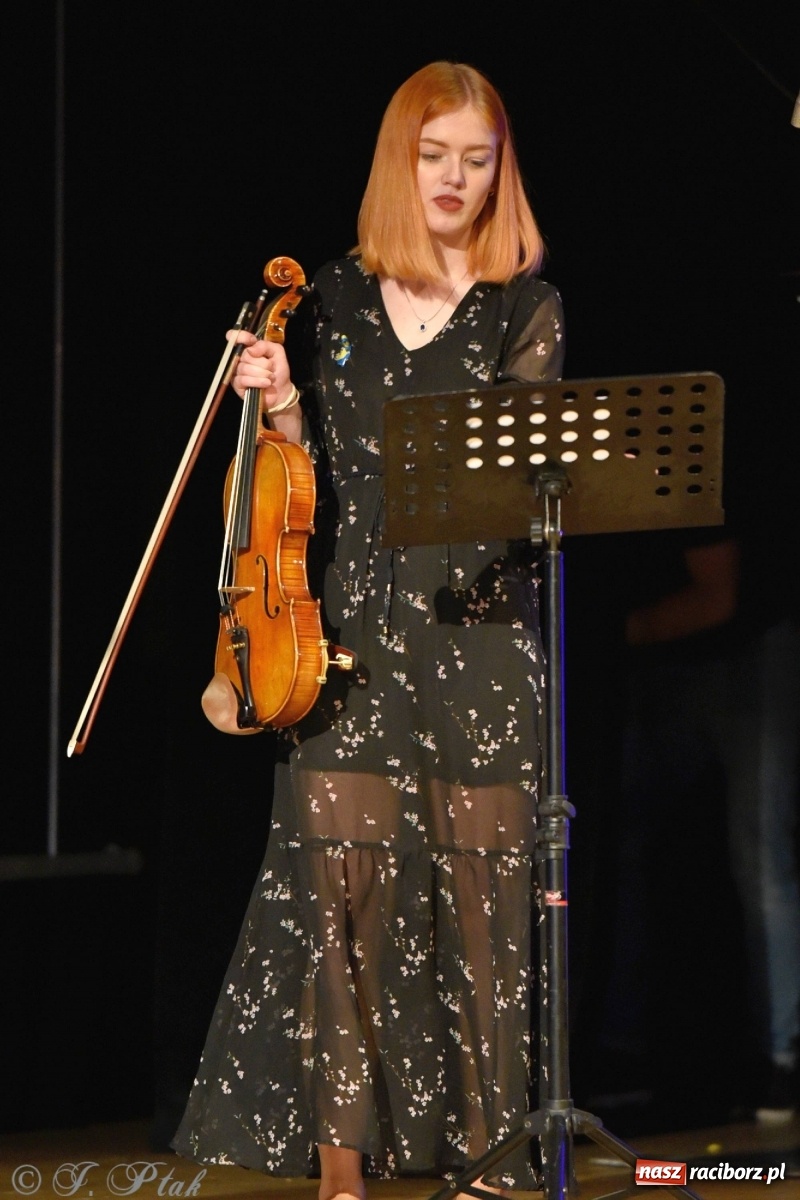 Zdjęcie w galerii na portalu naszraciborz.pl: Koncert dla Ukrainy i trwająca nadal zbiórka ze Stowarzyszeniem Pokolenie wiadomości z regionu