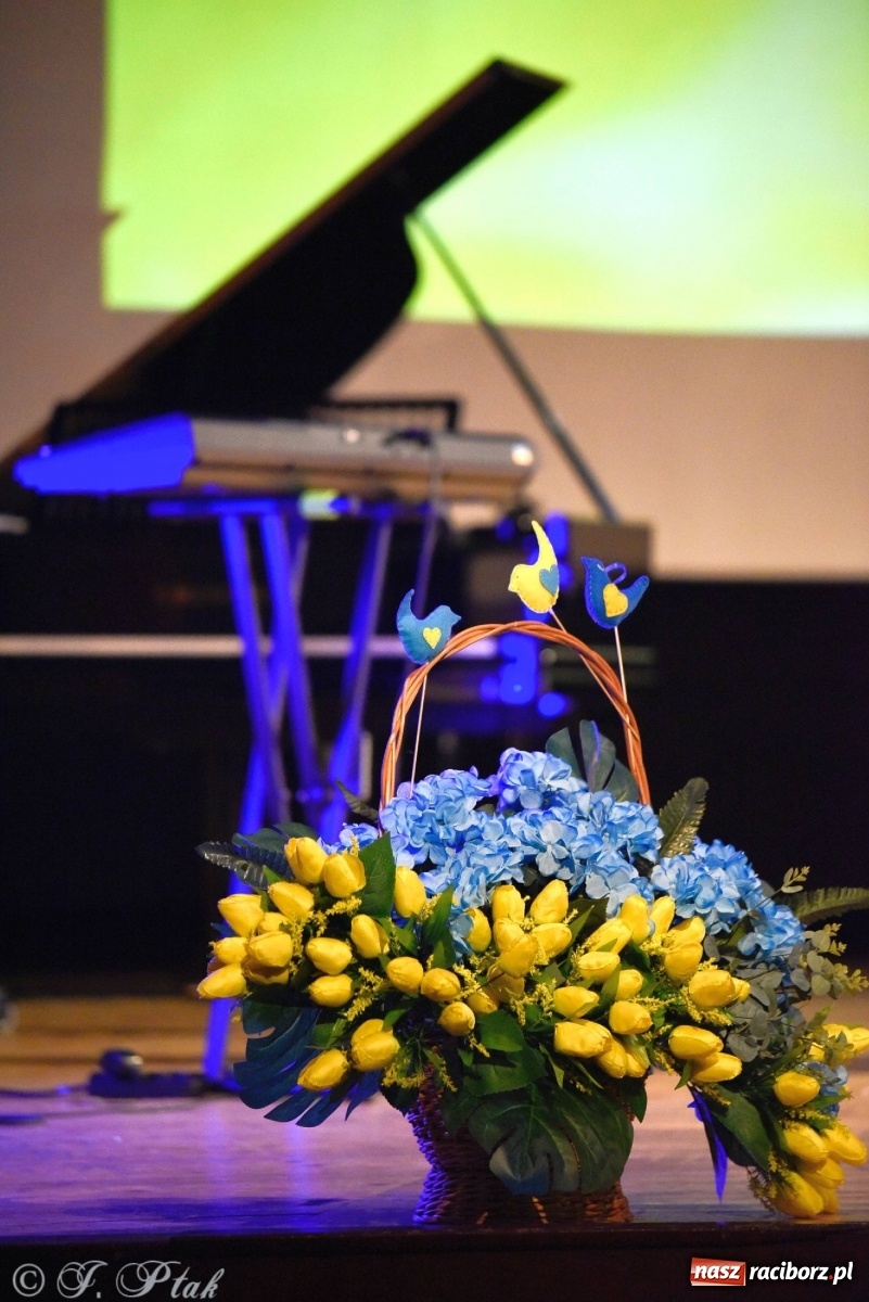Zdjęcie w galerii na portalu naszraciborz.pl: Koncert dla Ukrainy i trwająca nadal zbiórka ze Stowarzyszeniem Pokolenie wiadomości z regionu