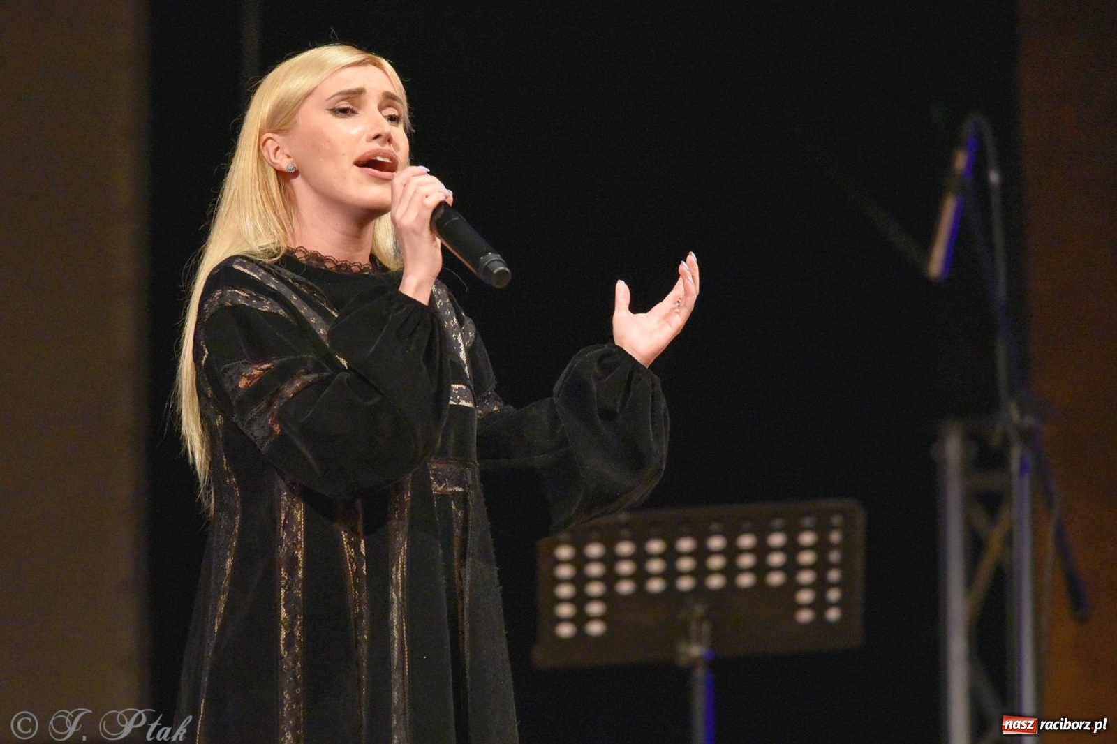 Zdjęcie w galerii na portalu naszraciborz.pl: Koncert dla Ukrainy i trwająca nadal zbiórka ze Stowarzyszeniem Pokolenie wiadomości z regionu