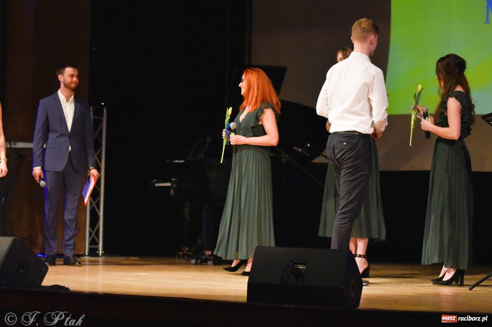 Zdjęcie w galerii na portalu naszraciborz.pl: Koncert dla Ukrainy i trwająca nadal zbiórka ze Stowarzyszeniem Pokolenie wiadomości z regionu