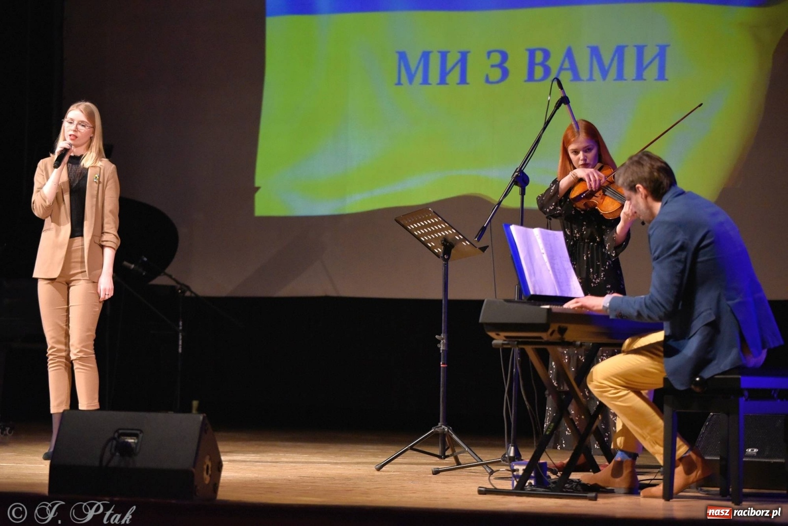 Zdjęcie w galerii na portalu naszraciborz.pl: Koncert dla Ukrainy i trwająca nadal zbiórka ze Stowarzyszeniem Pokolenie wiadomości z regionu