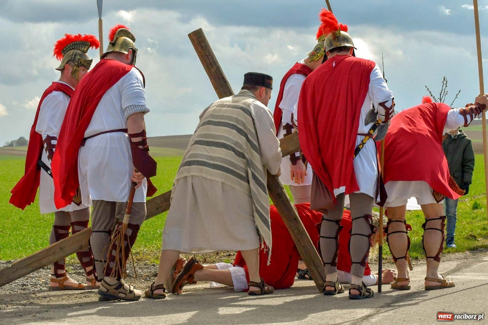 Zdjęcie w galerii na portalu naszraciborz.pl: Misterium Męki Pańskiej w Krzyżanowicach [FOTO i WIDEO] wiadomości z regionu
