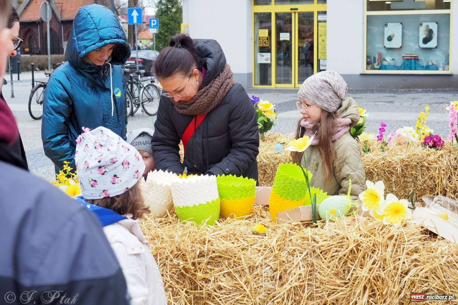 Zdjęcie w galerii na portalu naszraciborz.pl: Pod dobrym aniołem. Wielkanocne inspiracje na jarmarku w Raciborzu wiadomości z regionu