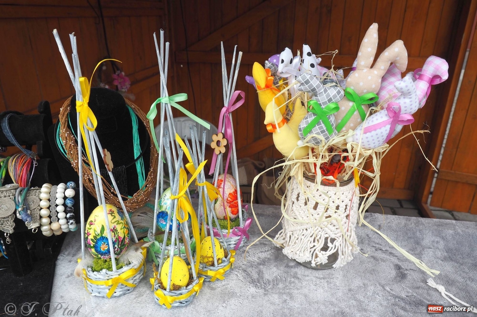 Zdjęcie w galerii na portalu naszraciborz.pl: Pod dobrym aniołem. Wielkanocne inspiracje na jarmarku w Raciborzu wiadomości z regionu