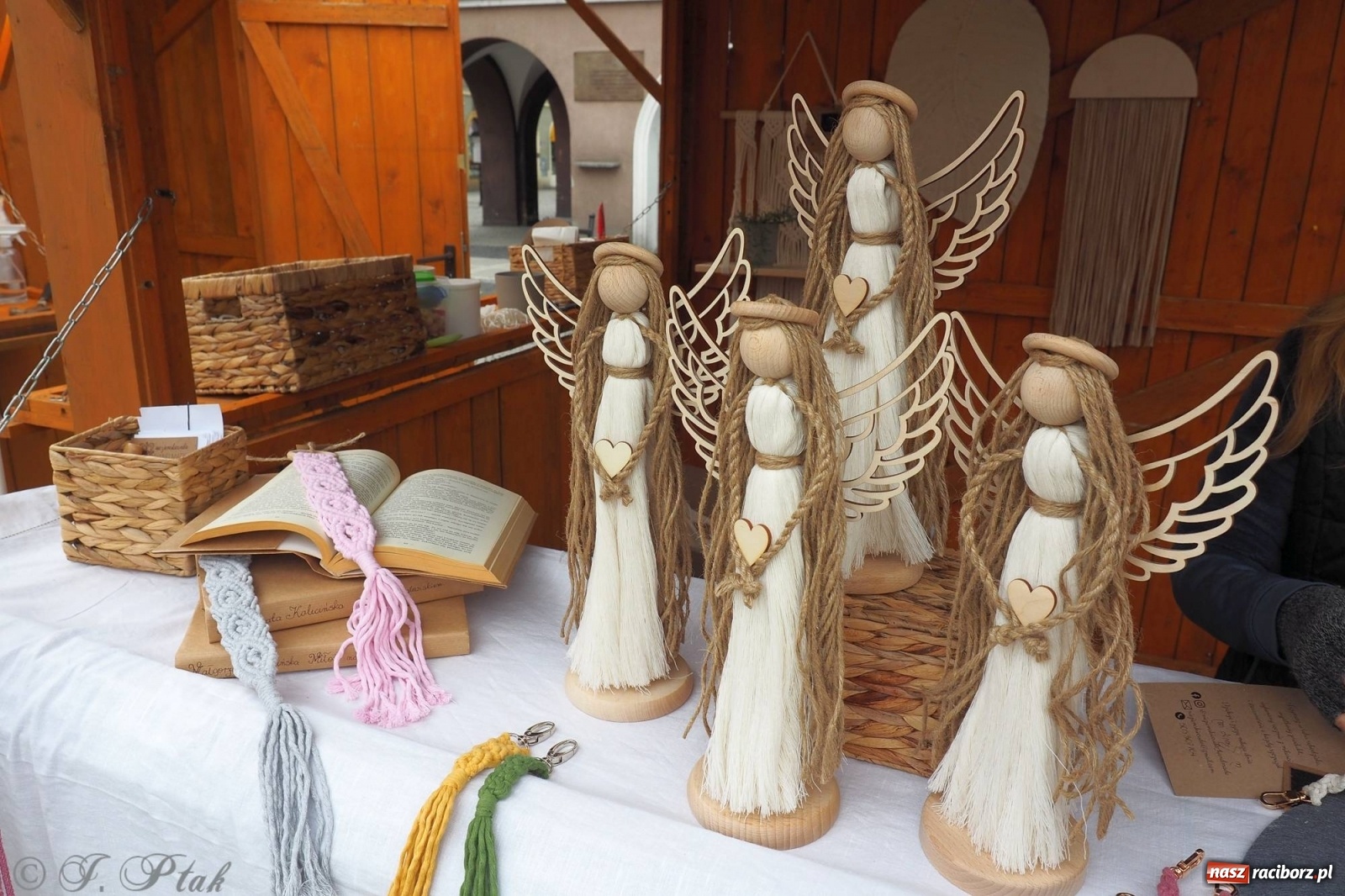 Zdjęcie w galerii na portalu naszraciborz.pl: Pod dobrym aniołem. Wielkanocne inspiracje na jarmarku w Raciborzu wiadomości z regionu