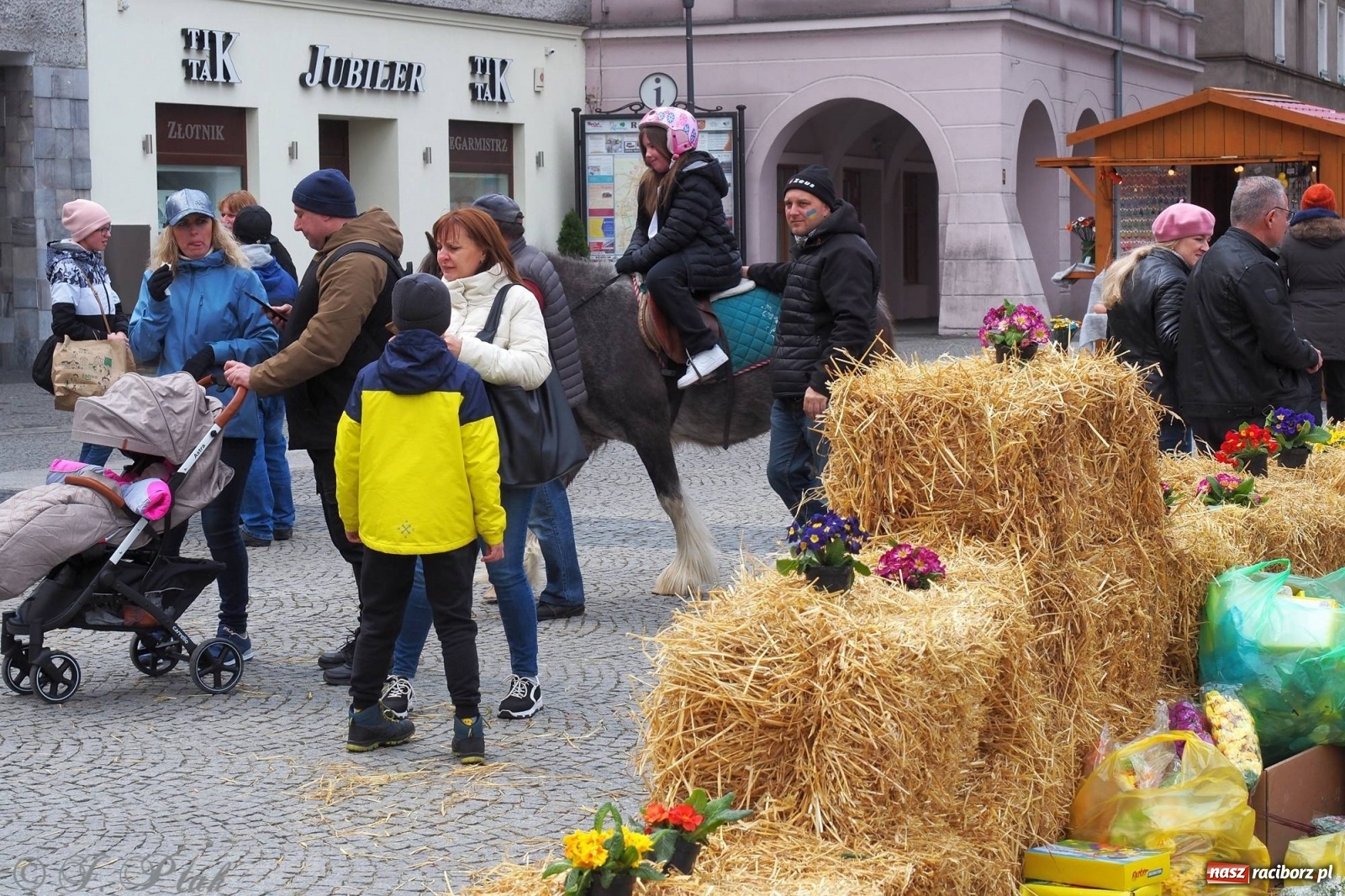 Zdjęcie w galerii na portalu naszraciborz.pl: Pod dobrym aniołem. Wielkanocne inspiracje na jarmarku w Raciborzu wiadomości z regionu