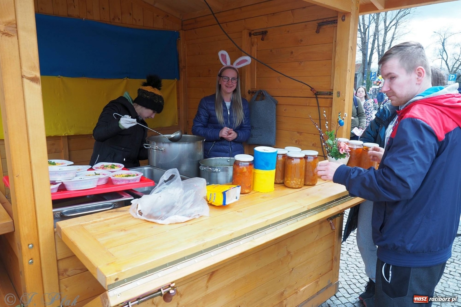 Zdjęcie w galerii na portalu naszraciborz.pl: Pod dobrym aniołem. Wielkanocne inspiracje na jarmarku w Raciborzu wiadomości z regionu