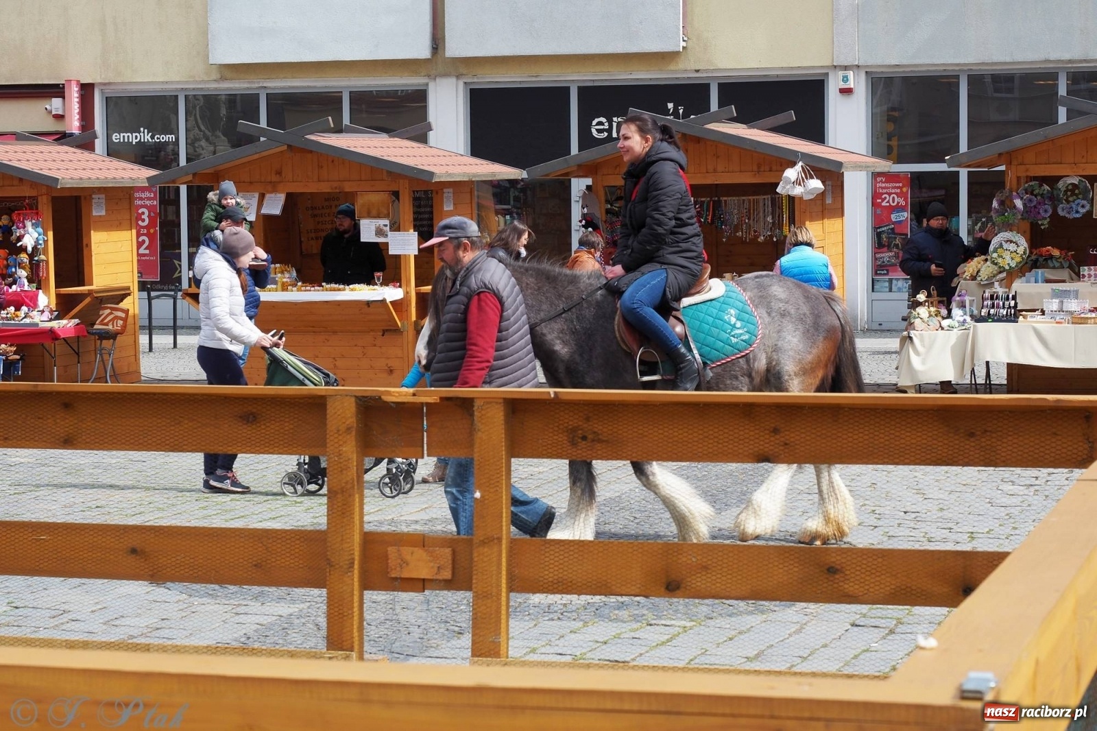 Zdjęcie w galerii na portalu naszraciborz.pl: Pod dobrym aniołem. Wielkanocne inspiracje na jarmarku w Raciborzu wiadomości z regionu