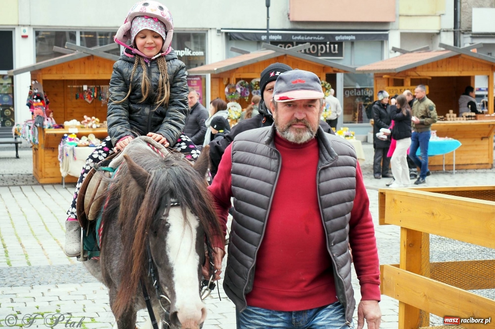 Zdjęcie w galerii na portalu naszraciborz.pl: Pod dobrym aniołem. Wielkanocne inspiracje na jarmarku w Raciborzu wiadomości z regionu