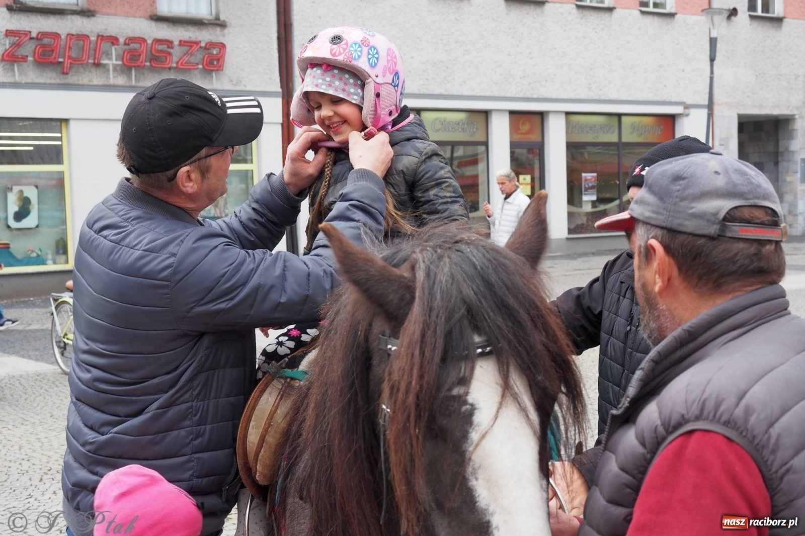 Zdjęcie w galerii na portalu naszraciborz.pl: Pod dobrym aniołem. Wielkanocne inspiracje na jarmarku w Raciborzu wiadomości z regionu