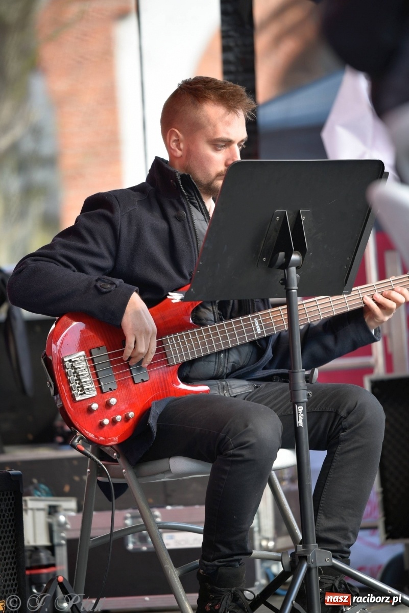 Zdjęcie w galerii na portalu naszraciborz.pl: Muzyczno-taneczne popołudnie na raciborskim Rynku wiadomości z regionu