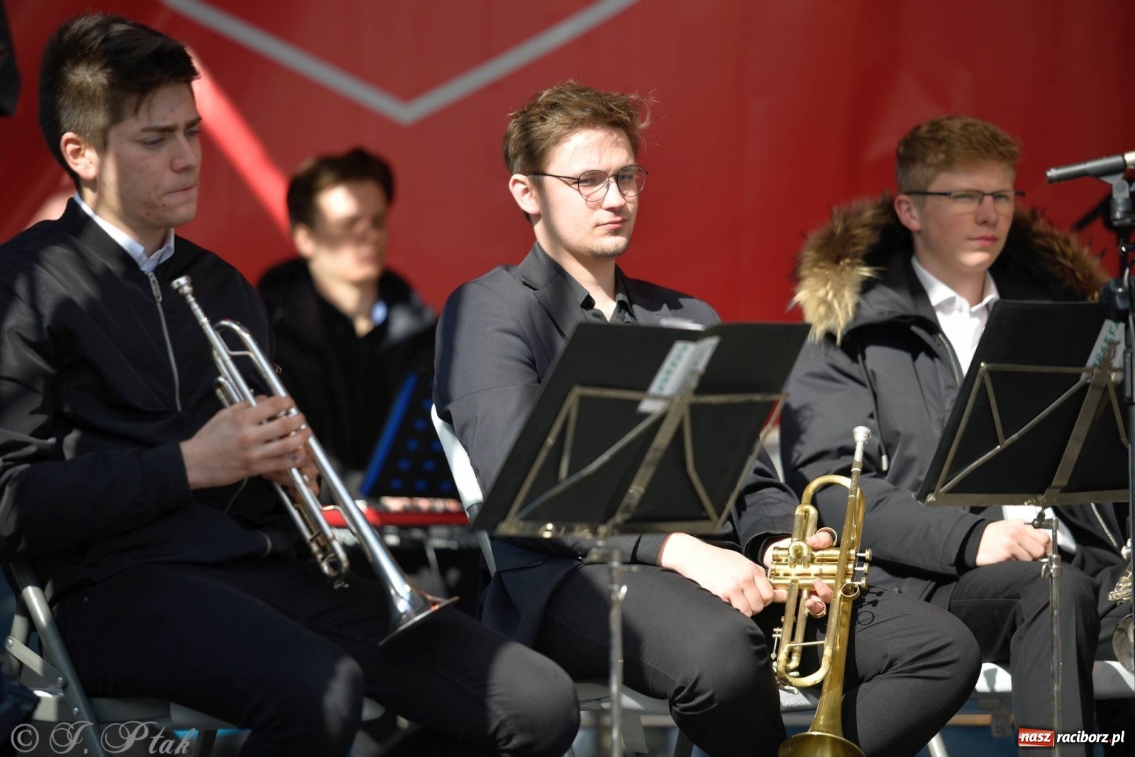 Zdjęcie w galerii na portalu naszraciborz.pl: Muzyczno-taneczne popołudnie na raciborskim Rynku wiadomości z regionu