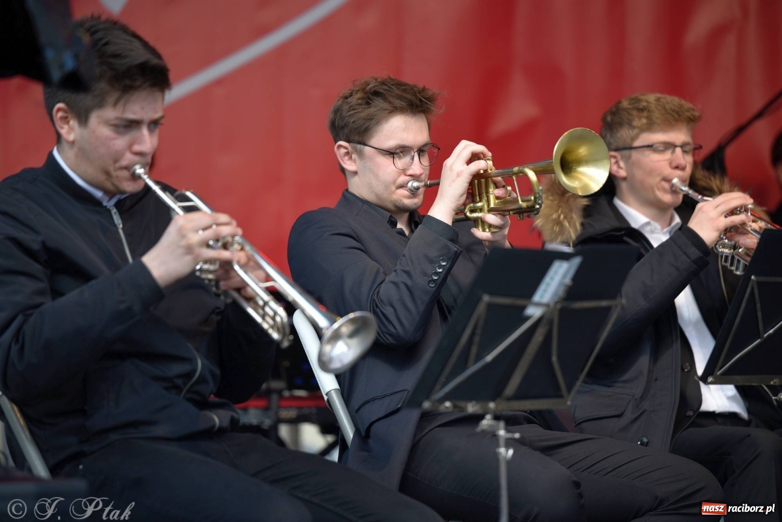 Zdjęcie w galerii na portalu naszraciborz.pl: Muzyczno-taneczne popołudnie na raciborskim Rynku wiadomości z regionu