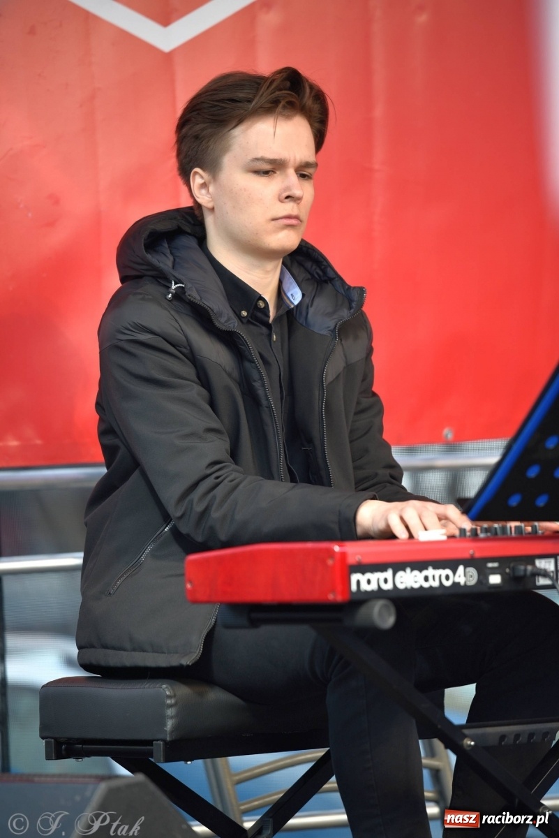 Zdjęcie w galerii na portalu naszraciborz.pl: Muzyczno-taneczne popołudnie na raciborskim Rynku wiadomości z regionu