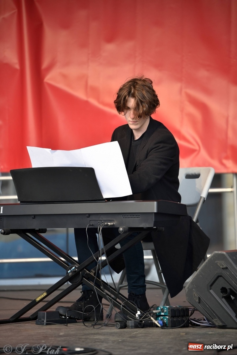 Zdjęcie w galerii na portalu naszraciborz.pl: Muzyczno-taneczne popołudnie na raciborskim Rynku wiadomości z regionu