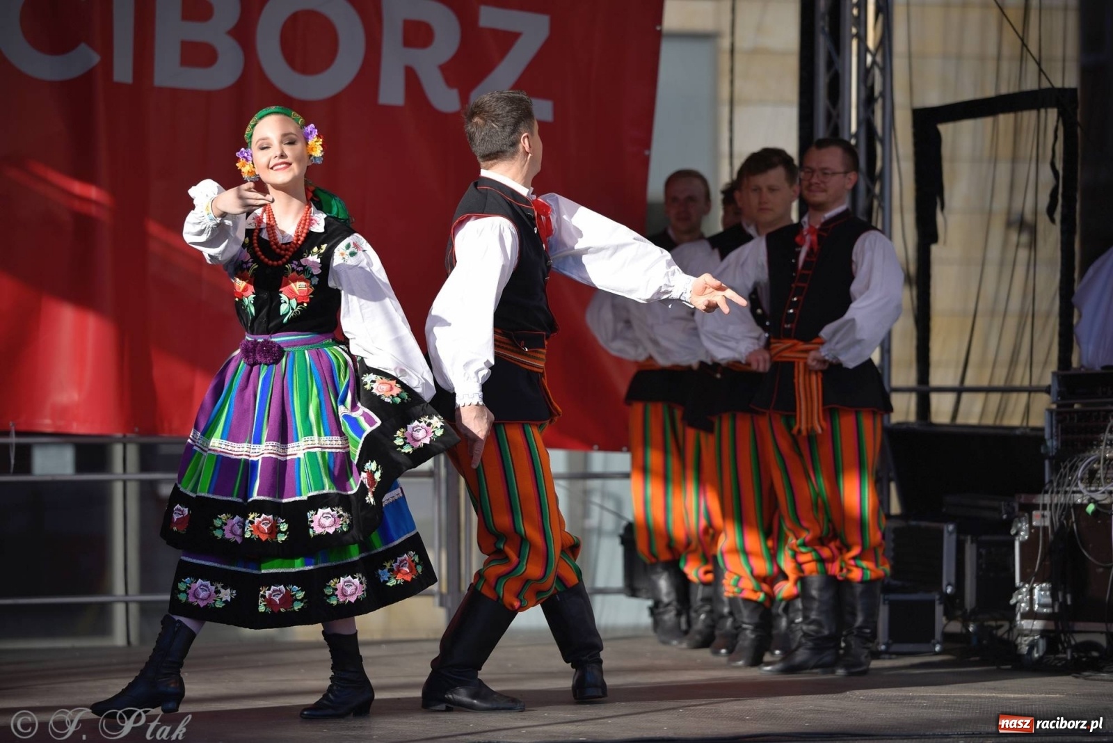Zdjęcie w galerii na portalu naszraciborz.pl: Muzyczno-taneczne popołudnie na raciborskim Rynku wiadomości z regionu