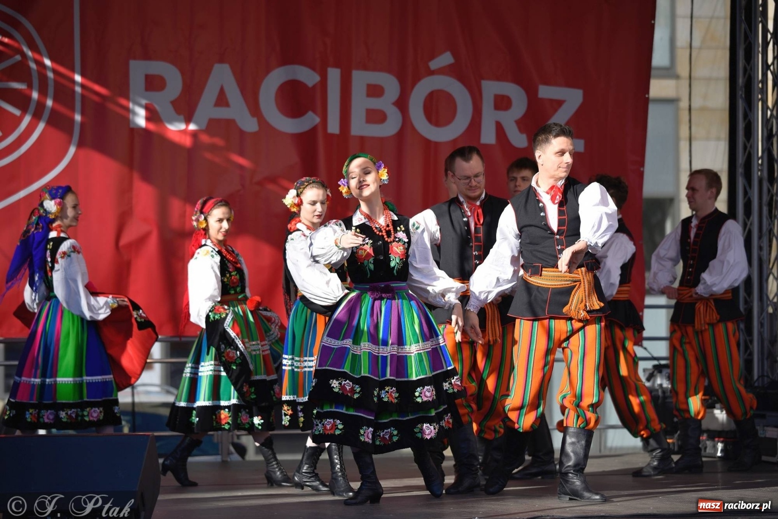 Zdjęcie w galerii na portalu naszraciborz.pl: Muzyczno-taneczne popołudnie na raciborskim Rynku wiadomości z regionu