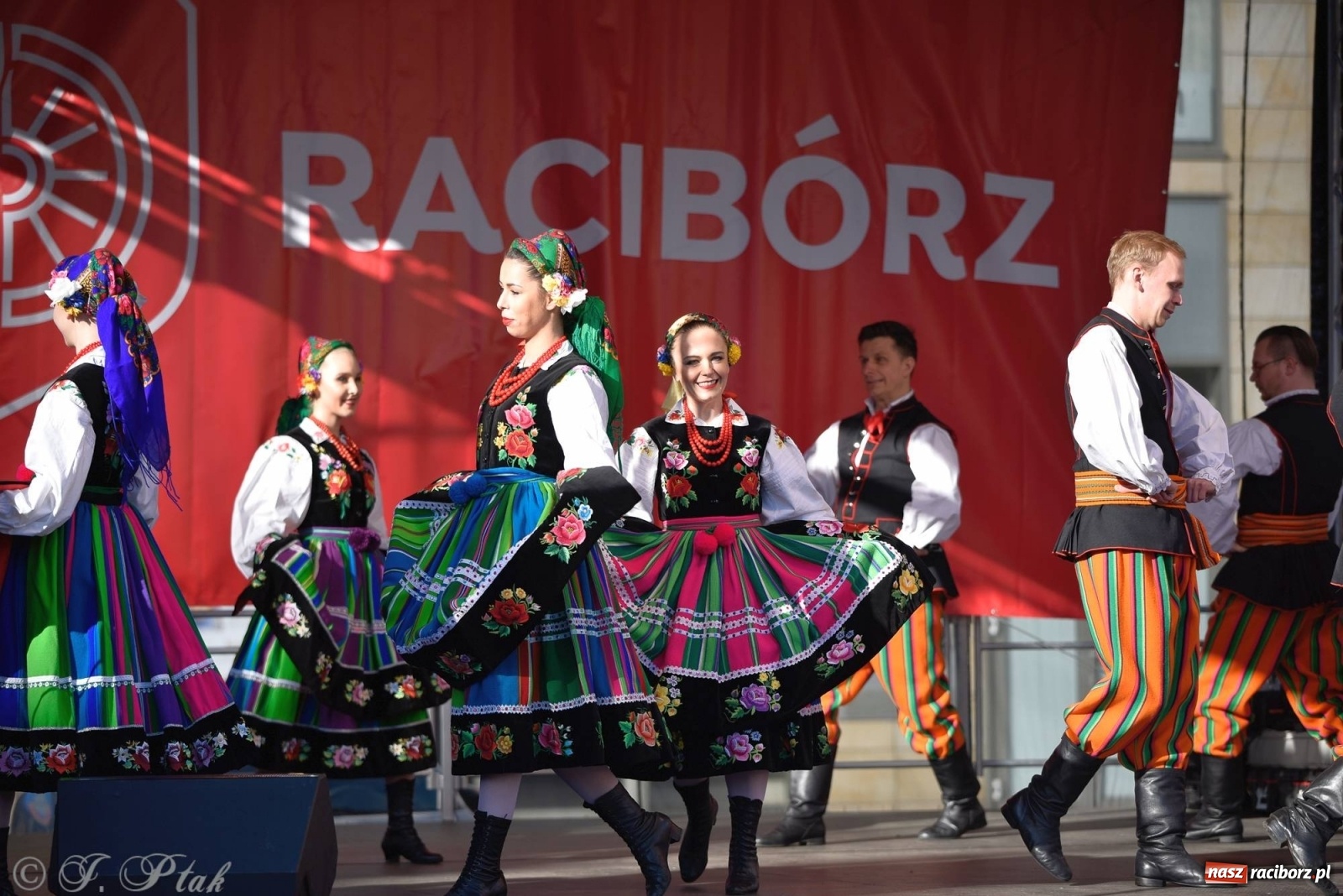 Zdjęcie w galerii na portalu naszraciborz.pl: Muzyczno-taneczne popołudnie na raciborskim Rynku wiadomości z regionu