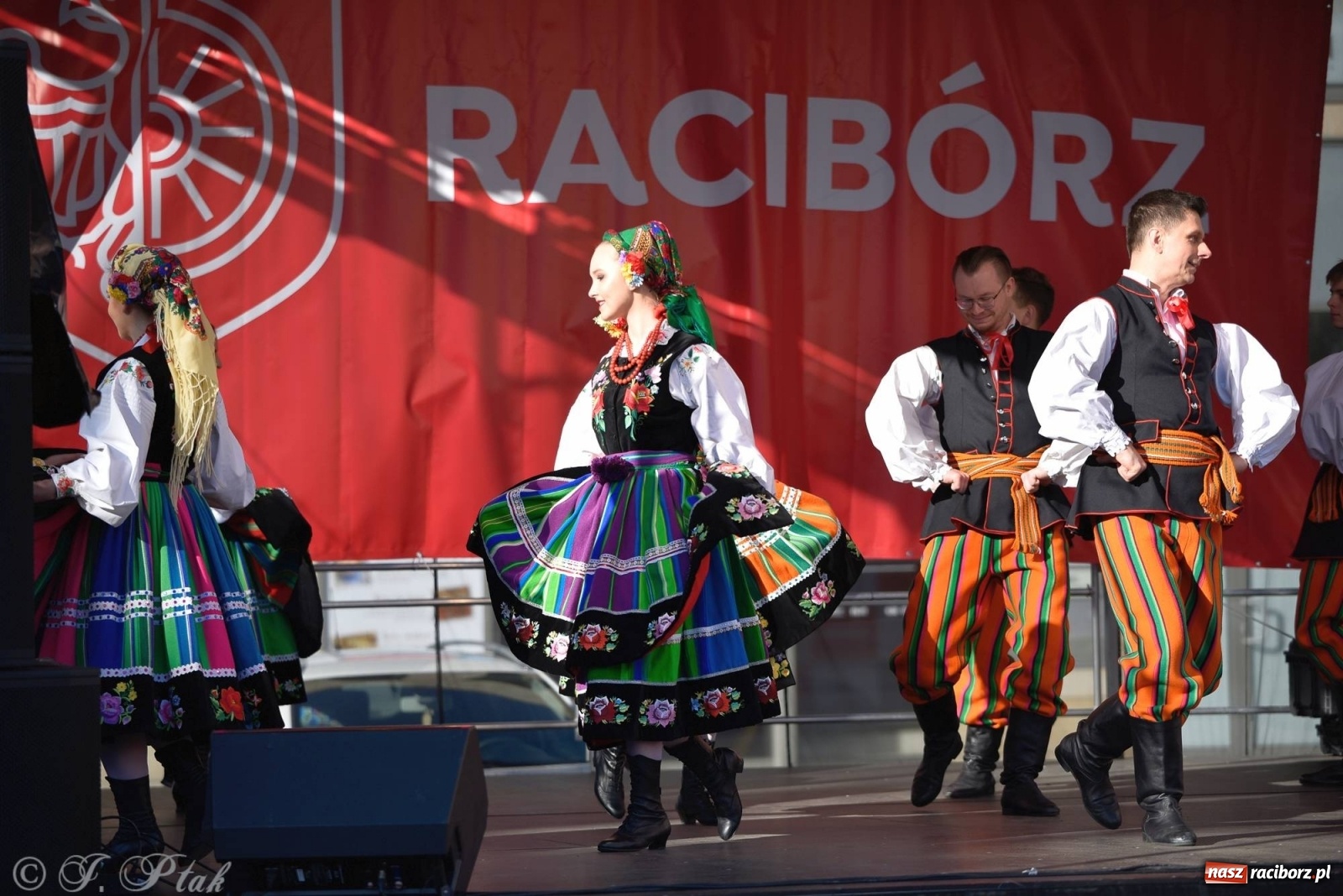 Zdjęcie w galerii na portalu naszraciborz.pl: Muzyczno-taneczne popołudnie na raciborskim Rynku wiadomości z regionu