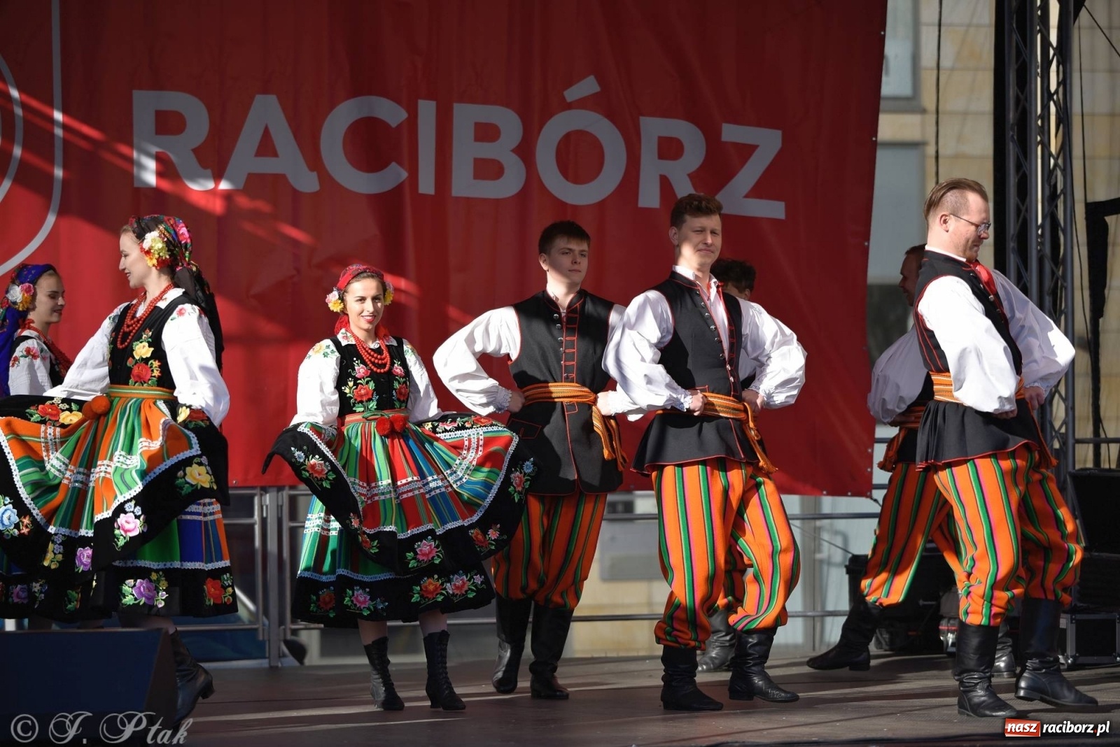 Zdjęcie w galerii na portalu naszraciborz.pl: Muzyczno-taneczne popołudnie na raciborskim Rynku wiadomości z regionu