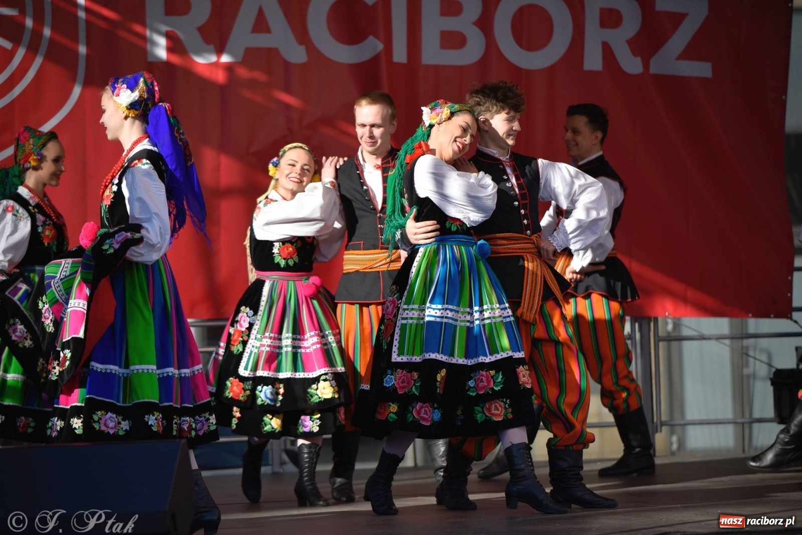 Zdjęcie w galerii na portalu naszraciborz.pl: Muzyczno-taneczne popołudnie na raciborskim Rynku wiadomości z regionu