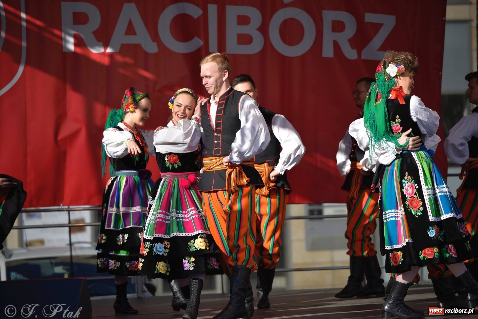 Zdjęcie w galerii na portalu naszraciborz.pl: Muzyczno-taneczne popołudnie na raciborskim Rynku wiadomości z regionu
