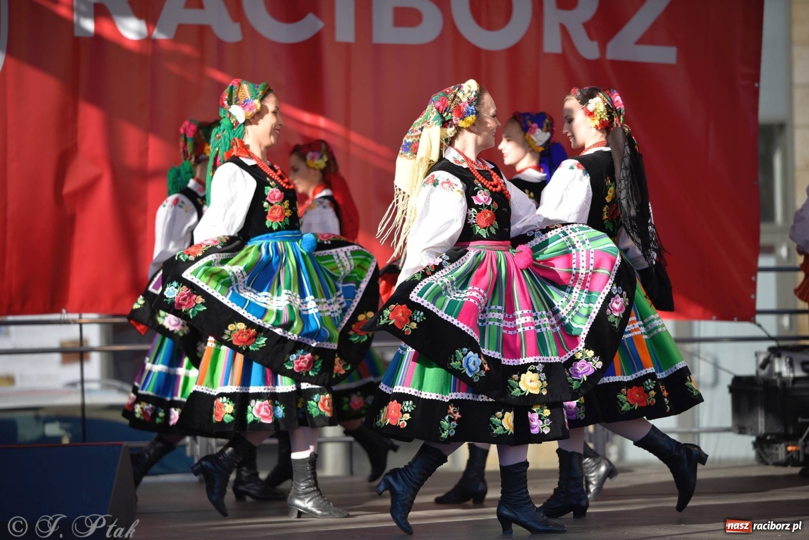 Zdjęcie w galerii na portalu naszraciborz.pl: Muzyczno-taneczne popołudnie na raciborskim Rynku wiadomości z regionu