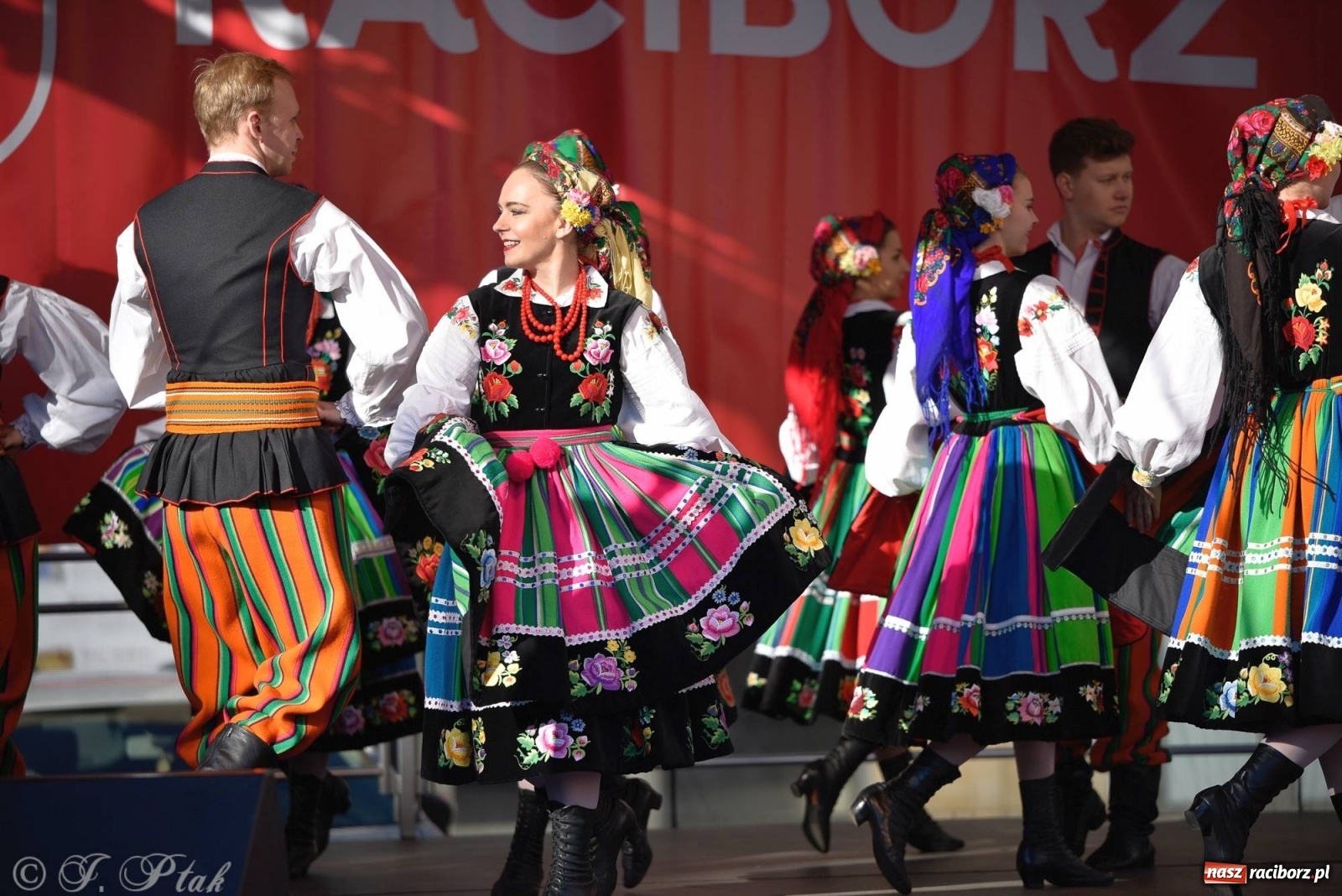 Zdjęcie w galerii na portalu naszraciborz.pl: Muzyczno-taneczne popołudnie na raciborskim Rynku wiadomości z regionu