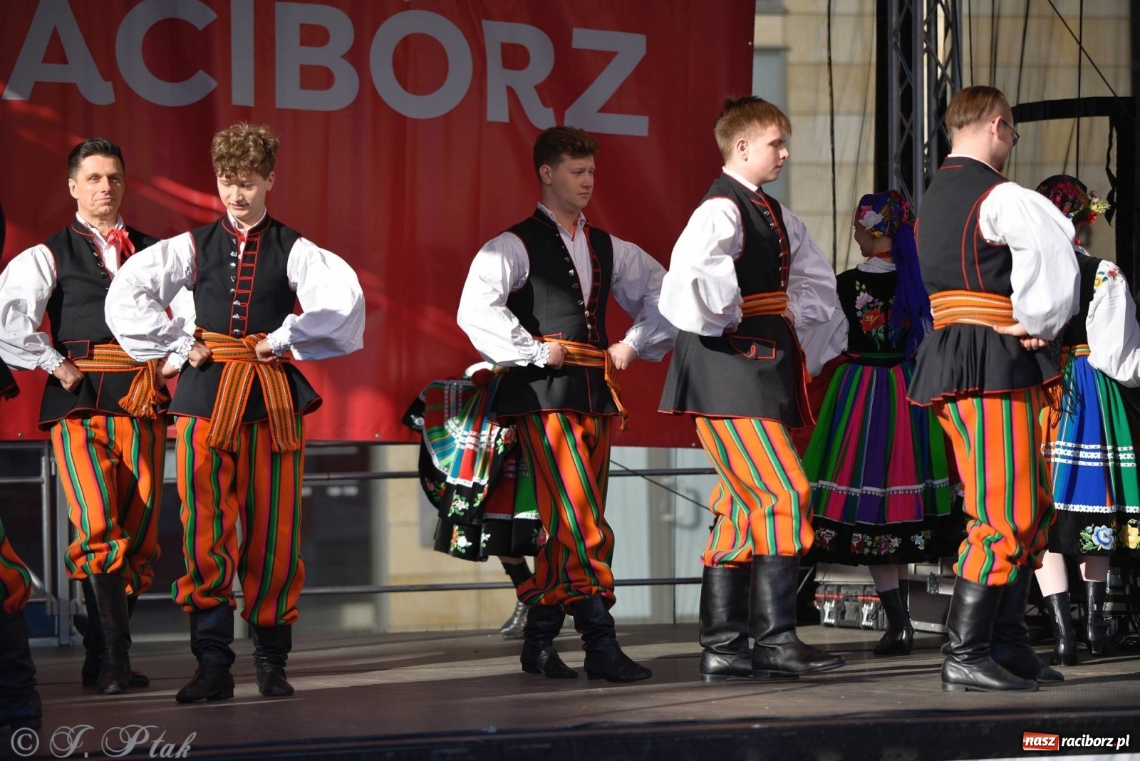 Zdjęcie w galerii na portalu naszraciborz.pl: Muzyczno-taneczne popołudnie na raciborskim Rynku wiadomości z regionu