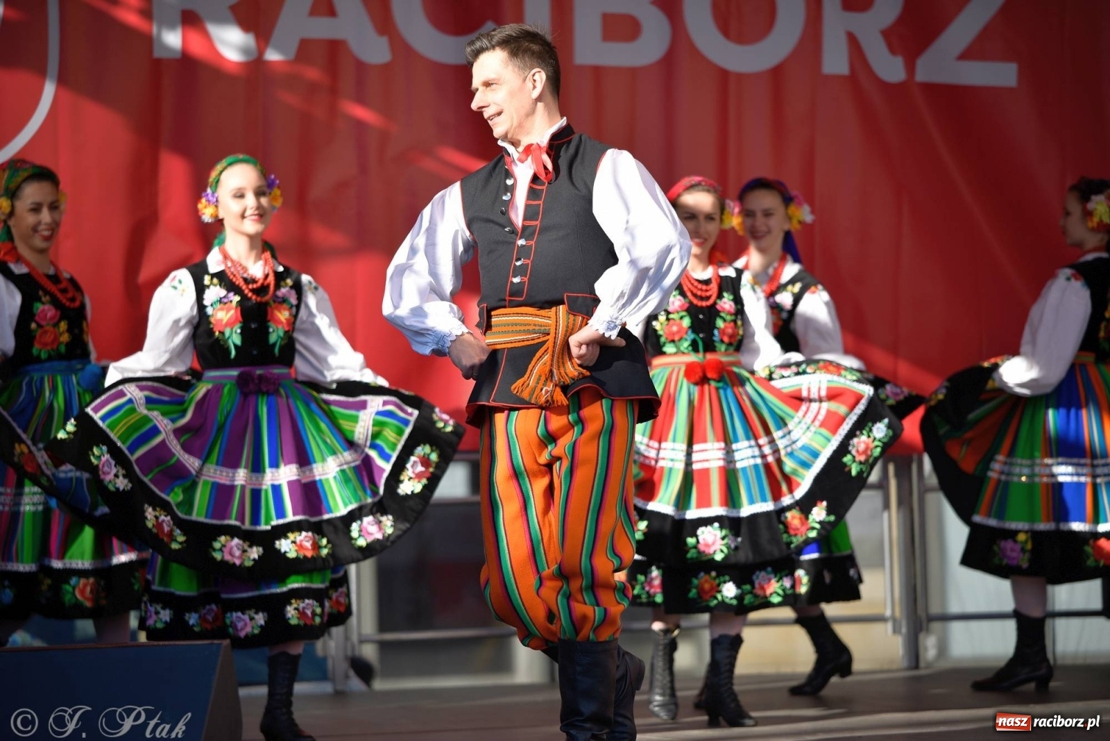 Zdjęcie w galerii na portalu naszraciborz.pl: Muzyczno-taneczne popołudnie na raciborskim Rynku wiadomości z regionu