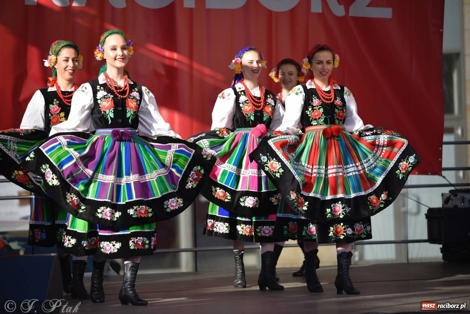 Zdjęcie w galerii na portalu naszraciborz.pl: Muzyczno-taneczne popołudnie na raciborskim Rynku wiadomości z regionu
