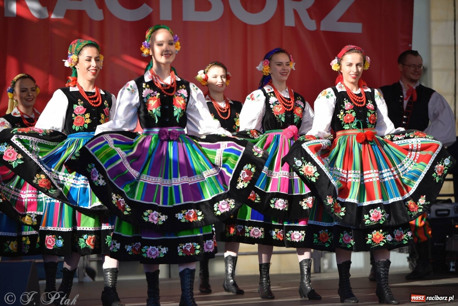 Zdjęcie w galerii na portalu naszraciborz.pl: Muzyczno-taneczne popołudnie na raciborskim Rynku wiadomości z regionu