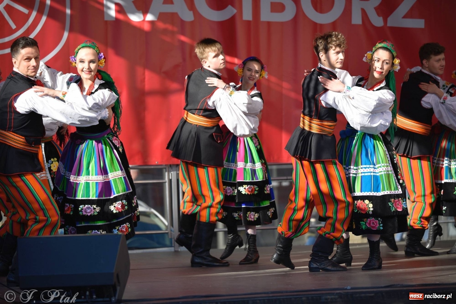 Zdjęcie w galerii na portalu naszraciborz.pl: Muzyczno-taneczne popołudnie na raciborskim Rynku wiadomości z regionu