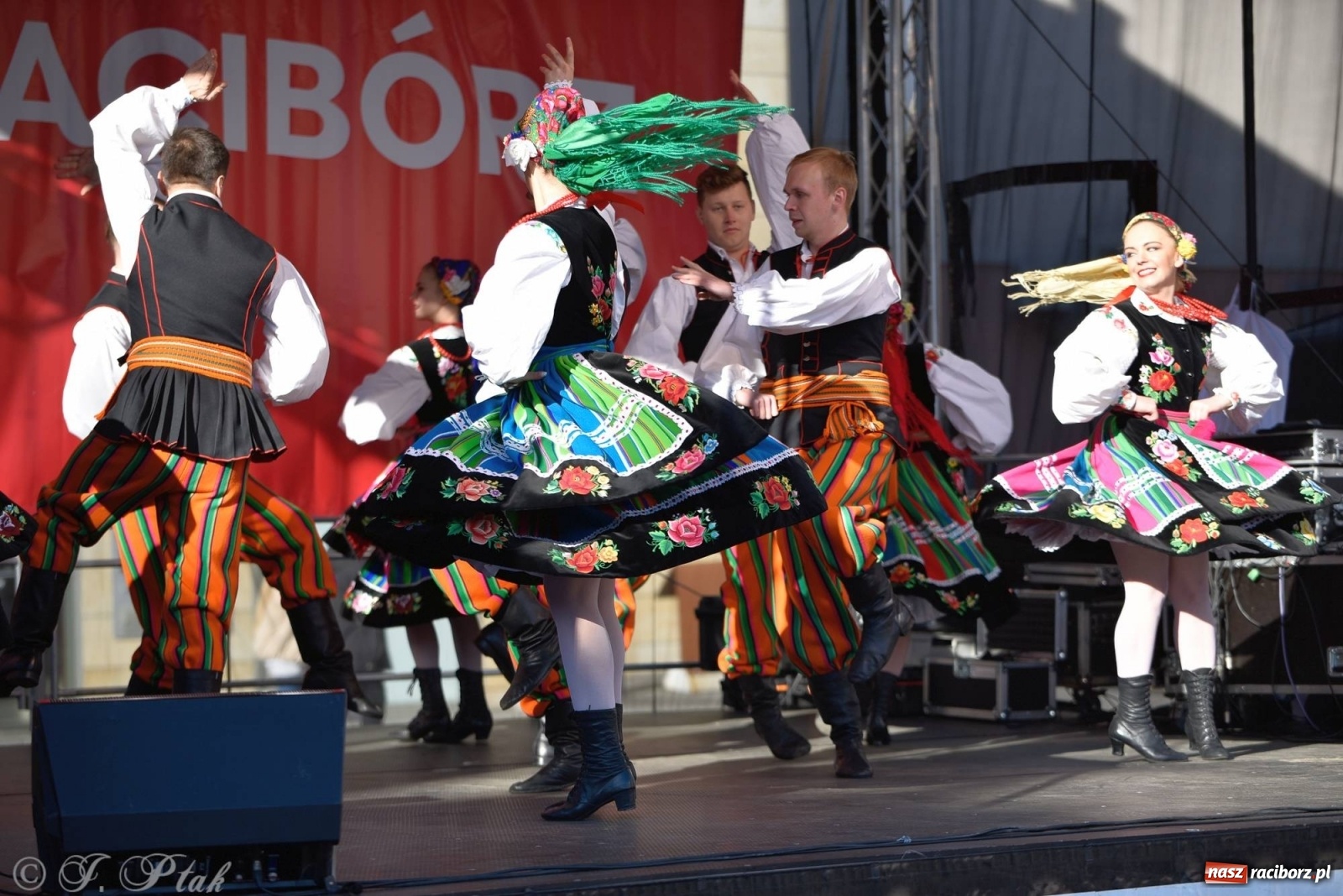 Zdjęcie w galerii na portalu naszraciborz.pl: Muzyczno-taneczne popołudnie na raciborskim Rynku wiadomości z regionu