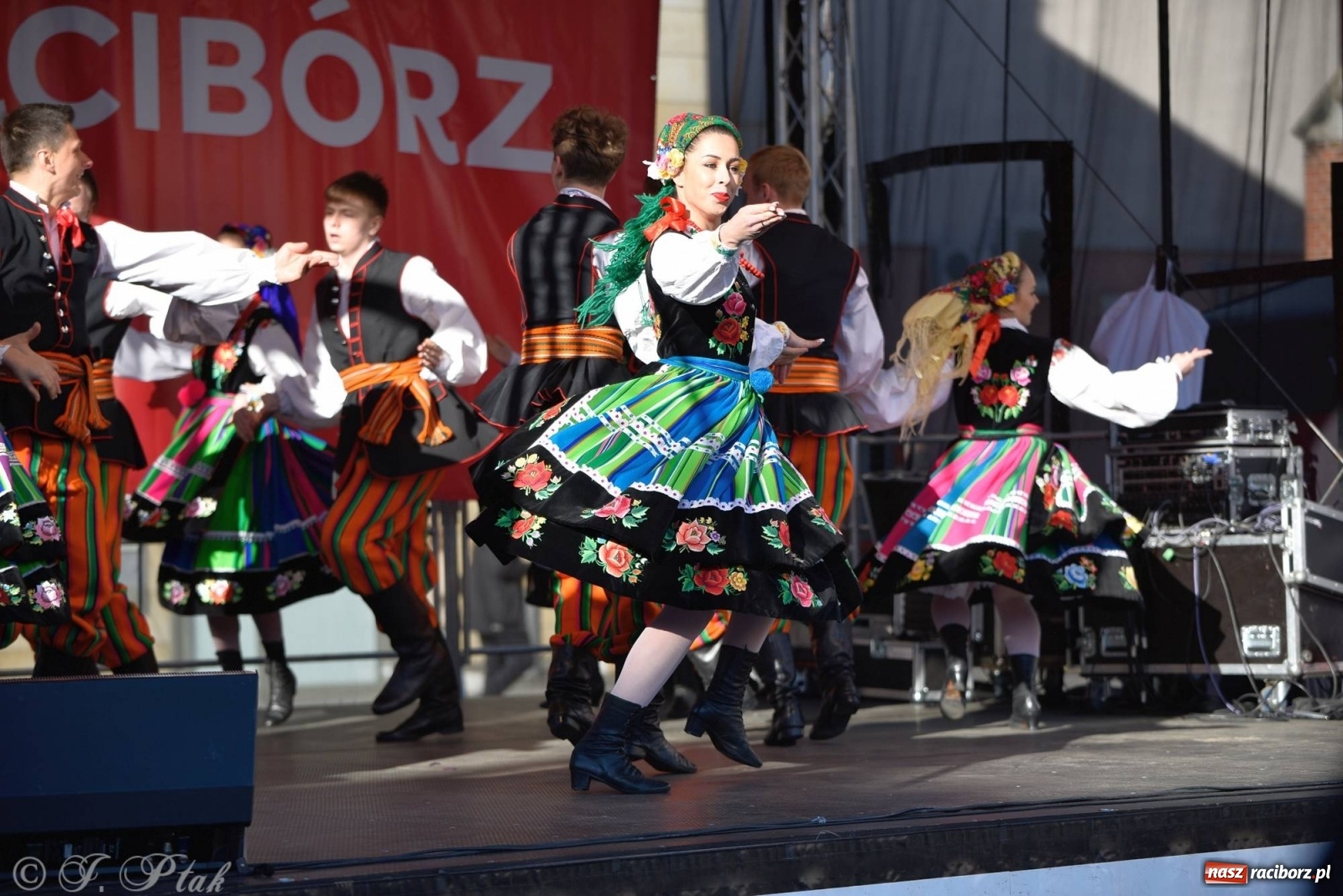 Zdjęcie w galerii na portalu naszraciborz.pl: Muzyczno-taneczne popołudnie na raciborskim Rynku wiadomości z regionu